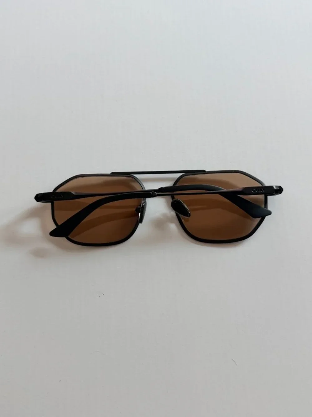 Quay En Route Sunglasses 76827 in Matte Black Frame Tan Lens